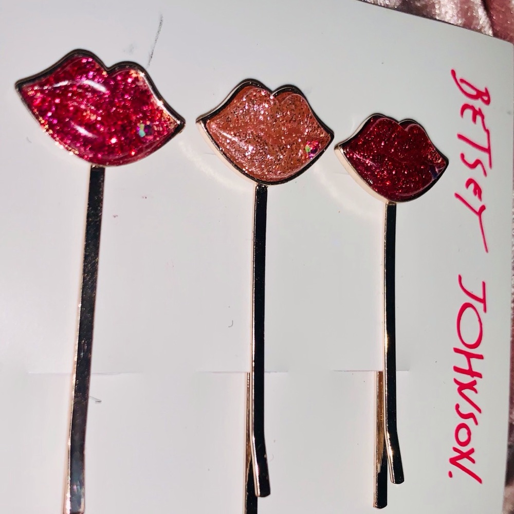 Betsey 💋Johnson 👄 Lips 👄 Bobby 👄 Pins 👄